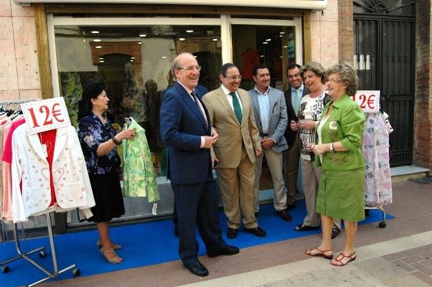 Los comercios del centro de Huelva vuelven a sacar este jueves sus productos a las calle