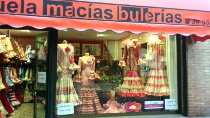 Más de 40 comercios visten su escaparate de rosa en apoyo de la lucha contra el cáncer de mama