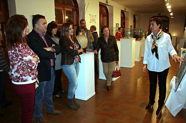 Mercedes Aldana expone en La Palma sus trabajos de pintura en vidrio