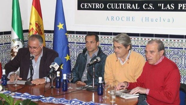 Sergi e Iturbe, en una charla con los peñistas de Aroche