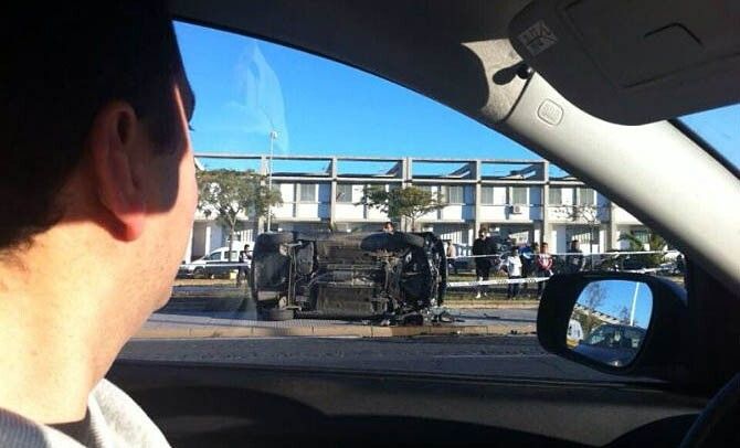 Cuatro heridos al volcar un turismo en el paseo marítimo de la capital