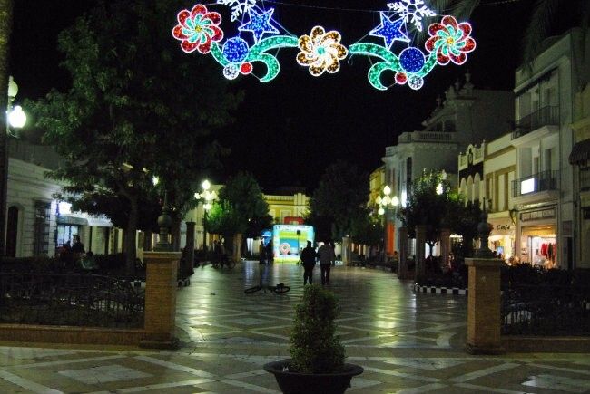 Nueve arcos iluminan las calles de Isla Cristina por Navidad