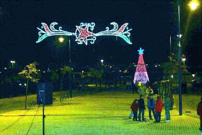 Una veintena de arcos iluminan las calles de Ayamonte esta Navidad