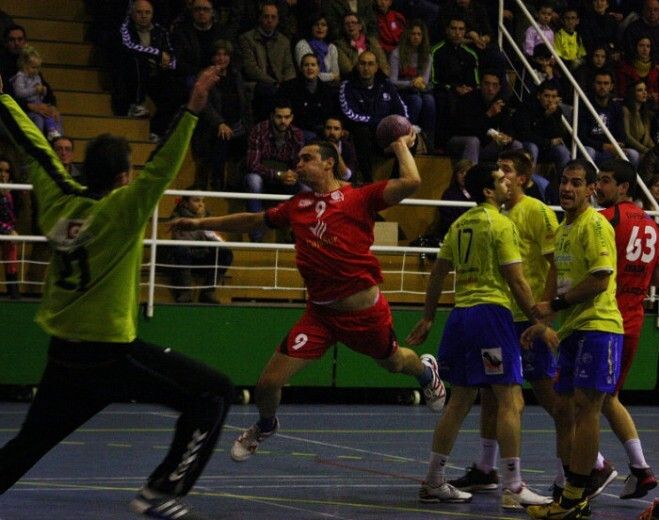 El PAN Moguer retiene el liderato en un duelo a cara de perro en Córdoba (24-24)