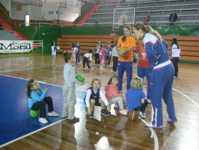 Las jugadoras del Conquero ejercen de profesoras