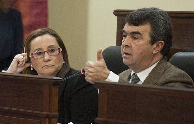 El PSOE y la ex del PP Josefa Cristo sacan adelante los presupuestos de la Diputación