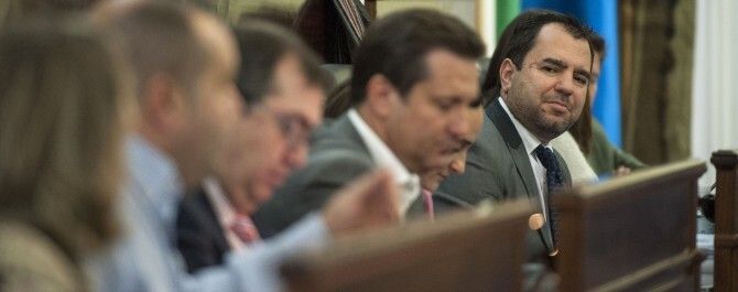 El PP, sobre la abstención de IU: 'Es como una mujer despechada que viene más calmada tras hacerle un regalo'