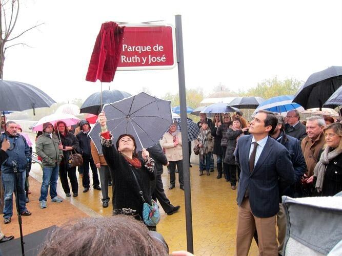 Ruth Ortiz agradece emocionada a Córdoba el parque infantil dedicado a sus hijos