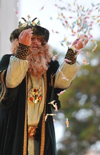 Melchor, Gaspar y Baltasar reparten ilusión por las calles de Huelva