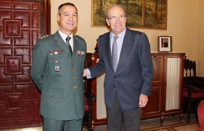 El alcalde recibe a Ezequiel Romero, nuevo jefe de la Guardia Civil en Huelva