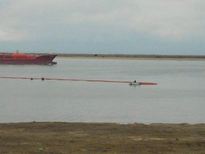 Un vertido de hidrocarburos de Cepsa afecta a la ría de Huelva