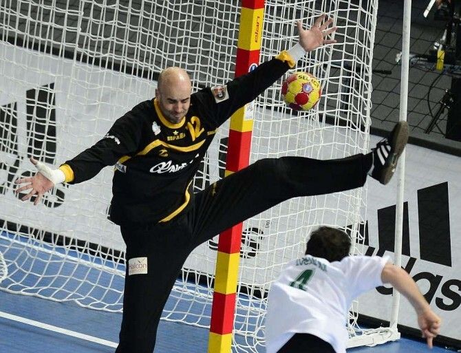 La España de un extraordinario Sierra también derrota a Islandia (33-28)