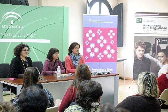 El IAM y el tejido asociativo onubense apuestan por las redes de mujeres jóvenes para avanzar hacia la igualdad real
