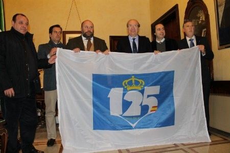 El Recre le entrega la bandera del 125 Aniversario al alcalde