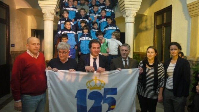 San Juan, primer Ayuntamiento que recibe la bandera del 125 aniversario del Recreativo