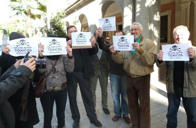 Convocan a la 'Huelva harta' a salir a la calle a protestar contra la contaminación