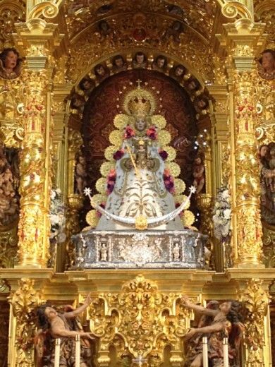 La Virgen del Rocío luce la saya de 'la garrapata'