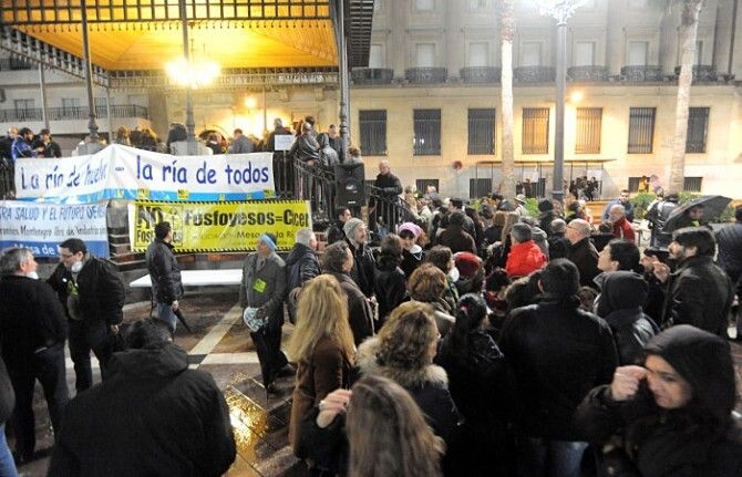 Cerca de un millar de personas clama contra los “continuos episodios de contaminación” en Huelva