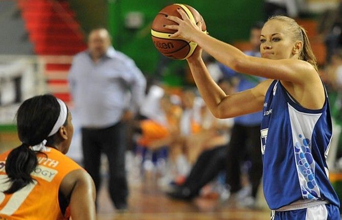 Nicholls somete a un valiente Conquero (58-64)