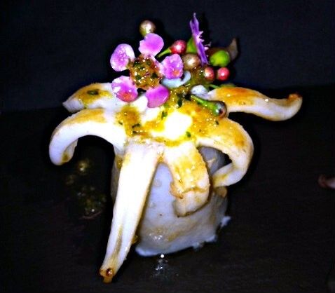 Orquídea de calamar rellena de brandada de bacalao