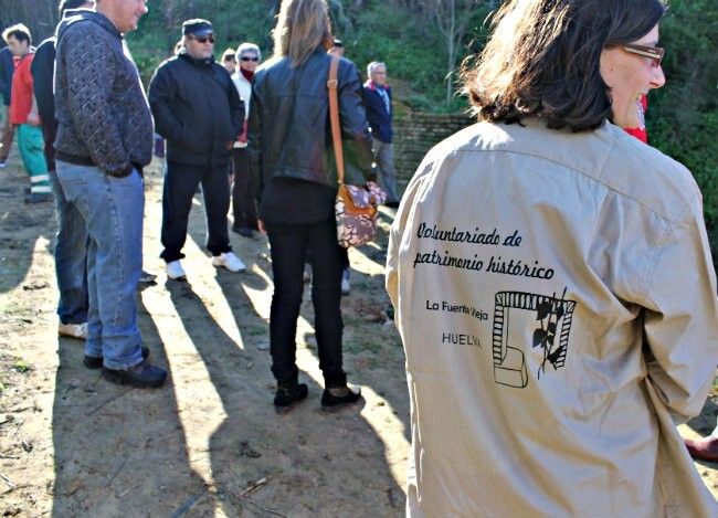 Voluntarios trabajan para recuperar y poner en valor el patrimonio histórico de la Fuente Vieja