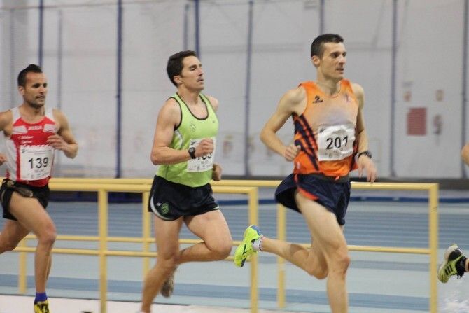 18 medallas onubenses en el Andaluz de Veteranos en pista cubierta