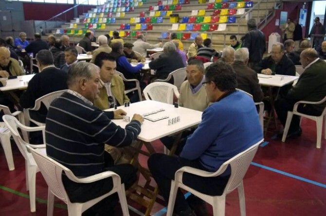 70 parejas se inscriben en el Andaluz de Dominó que celebra San Juan