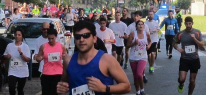 Unos 250 corredores participan en la primera cerrera por parejas de 'Non Stop Huelva'