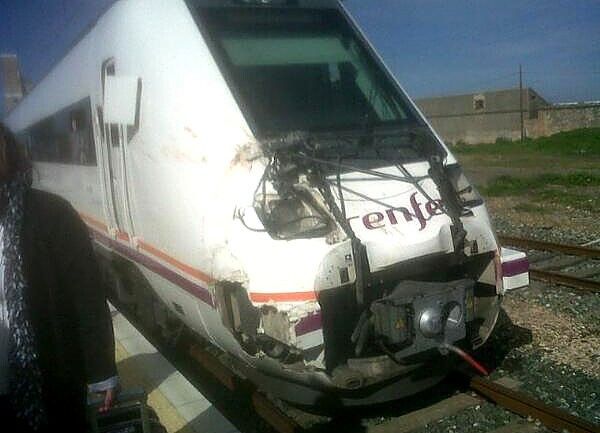 El choque de un tren con el remolque de un tractor retrasa tres horas la salida del Alvia Huelva-Madrid