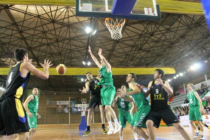 El Por Huelva cae otra vez en un final de infarto (62-67)