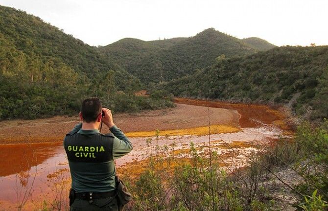 La Guardia Civil rescata a una senderista accidentada en el cauce del río Tinto