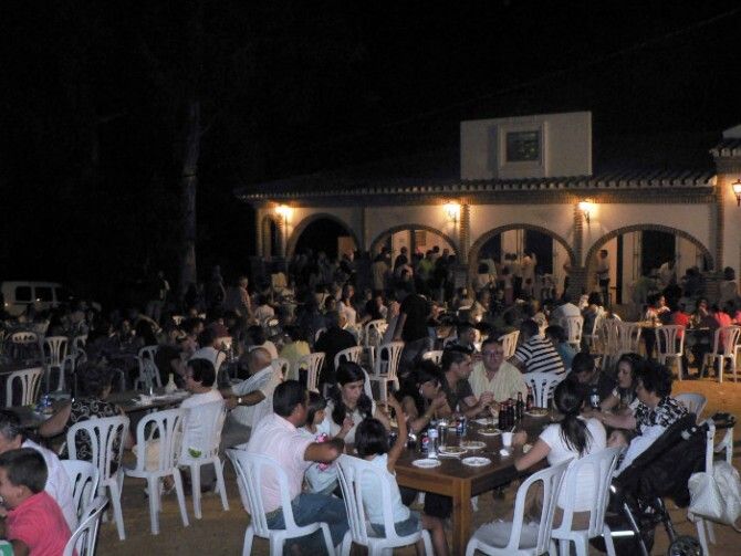 Númeroso público en la sardinada de la Hermandad de Montemayor