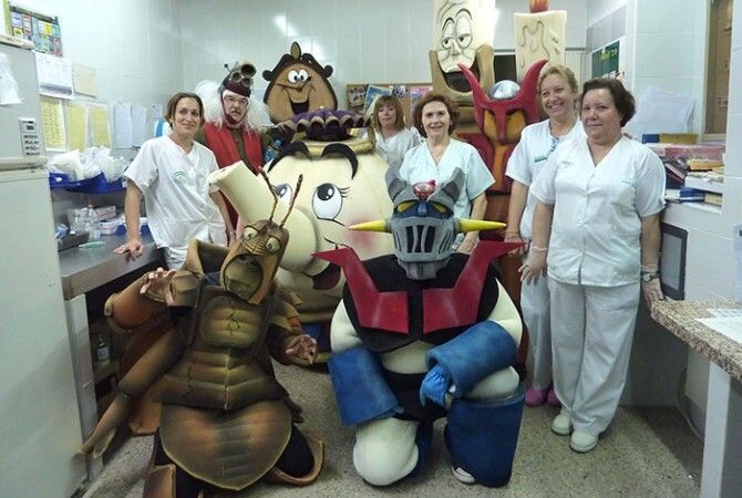 Los niños ingresados en el hospital Juan Ramón Jiménez disfrutan de una tarde de disfraces Disney