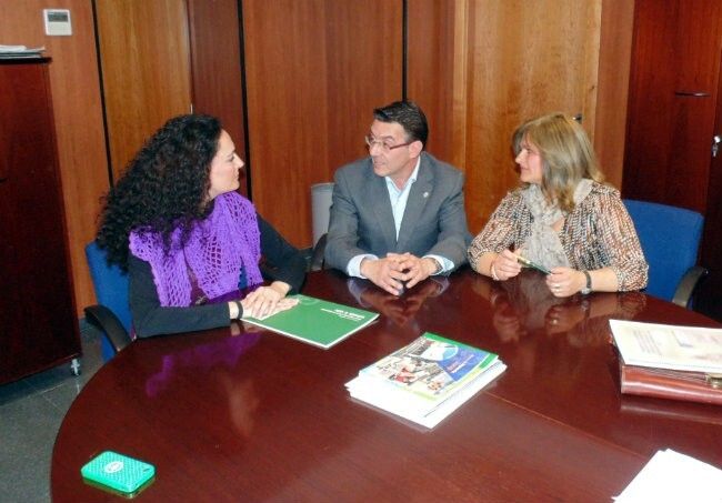 La delegada de Salud destaca la calidad de los programas  de cuidados enfermeros que desarrolla el 061 en Huelva
