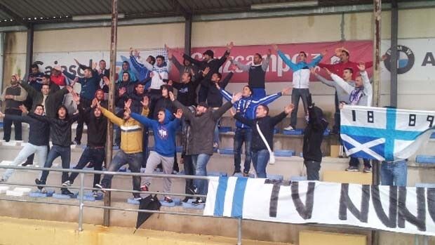 El Frente Onuba y la Grada 20-D insuflan ánimos al Decano en el entrenamiento