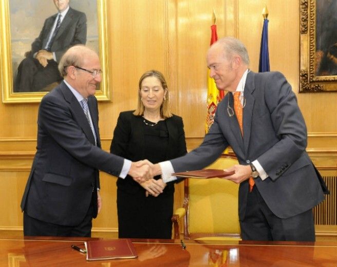 El alcalde firma la reanudación de las obras de la nueva estación de tren, pero sin fecha