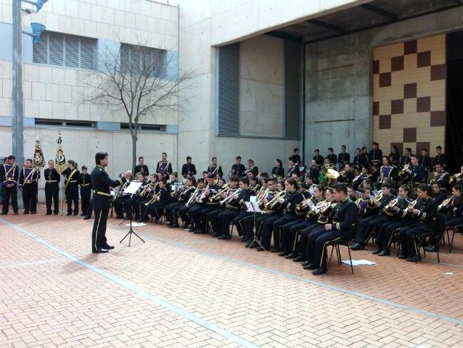 La banda de Cornetas y Tambores de Punta y la 'Jesús Nazareno' de Lepe llenan de sonidos cofrades la plaza de las Artes