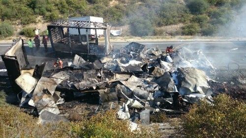 Dos fallecidos y un herido en una colisión múltiple entre tres camiones