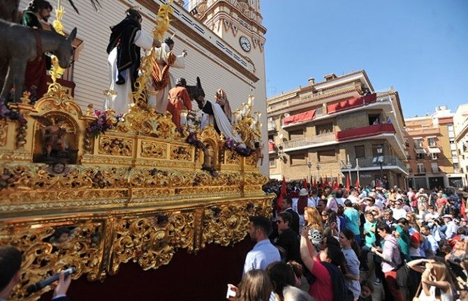 Platero y Jesús, radiantes por un sendero de palmas