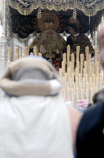 Huelva carga la Cruz del Nazareno