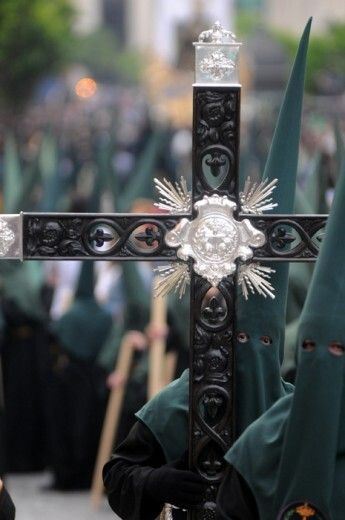 Soledad silenciosa ante una cruz cargada de ausencia