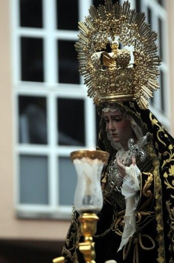 Soledad silenciosa ante una cruz cargada de ausencia
