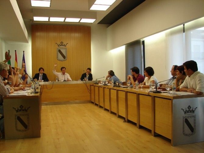 El Ayuntamiento de Gibraleón aprueba en pleno un recorte de 120.000 euros anuales en sueldos