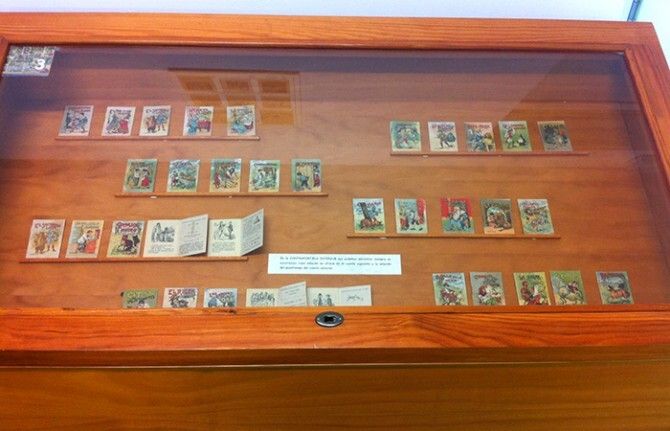 Inaugurada la exposición 'Más cuento que Calleja' en la biblioteca pública de Almonte