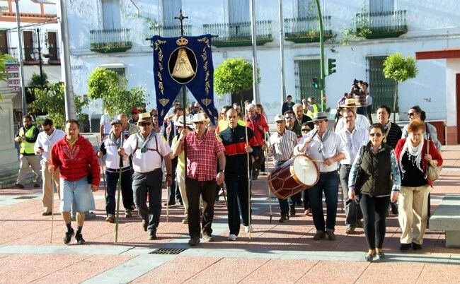 Los internos de la prisión provincial inician su camino hacia El Rocío