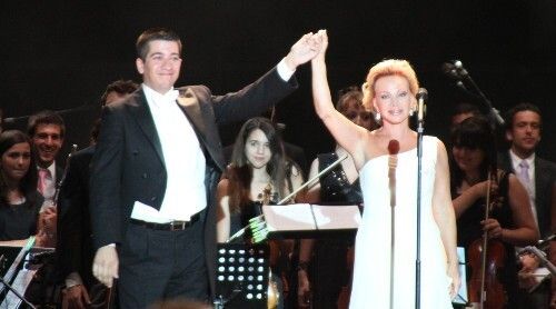 La banda sinfónica del Liceo de Moguer triunfó con Paloma San Basilio