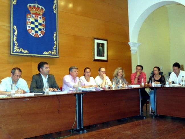 El pleno del Ayuntamiento de Moguer impulsa la puesta en marcha de las piscinas municipales
