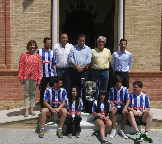 Recepción al IES La Orden con su copa de Campeón en el Ayuntamiento de San Juan
