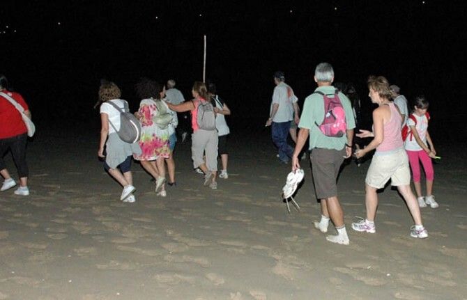 Cuarenta senderistas toman parte en la primera marcha nocturna por Isla Canela