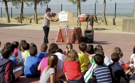Los escolares de Escacena reciben la visita de Platero